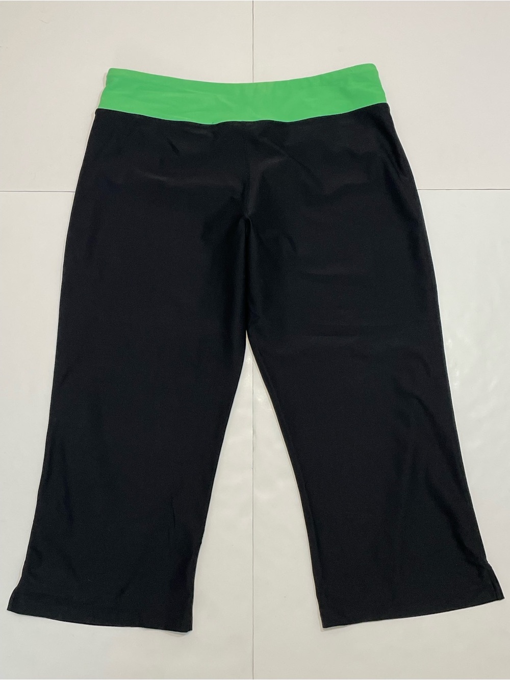 Nike Dry Fit Black Athletic Women’s Cropped Pants Green Waist Accents Size XL - Picture 10 of 10